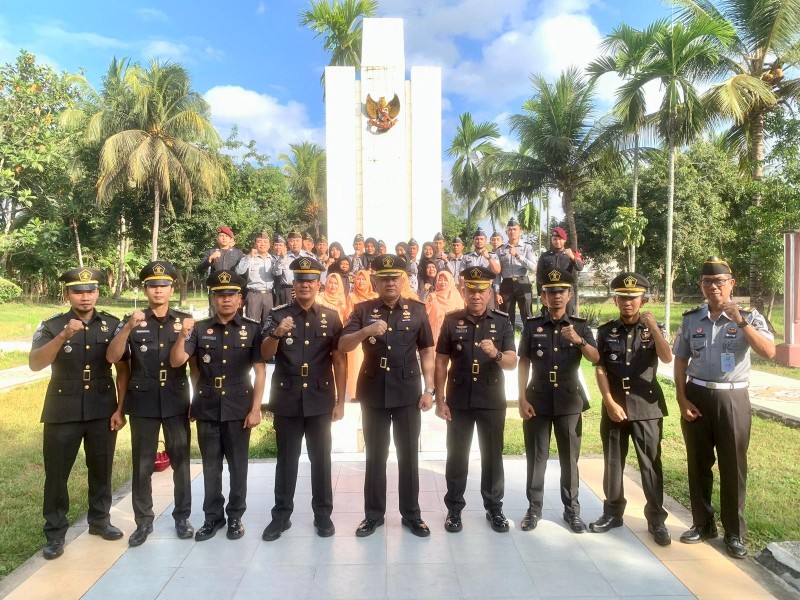 Foto Bersama Rombongan Lapas Kelas IIB Selong di Gapura TMP Rinjani Foto Bersama Rombongan Lapas Kelas IIB Selong di Gapura TMP Rinjani